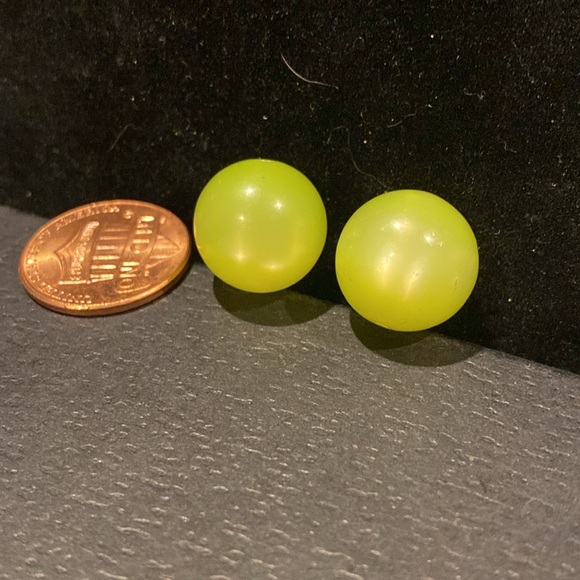 # 115 Green Moonglow Lucite - Picture 2 of 3